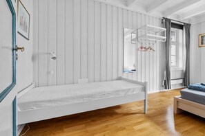 2 bedrooms, desk, WiFi, bed sheets
