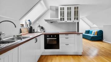 Kjøleskap, ovn, kokeplater og oppvaskmaskin