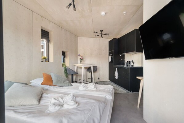 1 bedroom, desk, WiFi, bed sheets