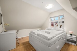 4 Schlafzimmer, Schreibtisch, Bügeleisen/Bügelbrett, Reisekinderbett