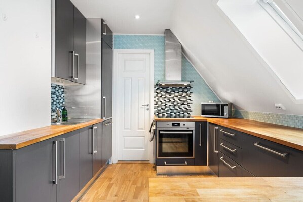 Kühlschrank, Herdplatte, Wasserkocher mit Kaffee-/Teezubehör, Toaster