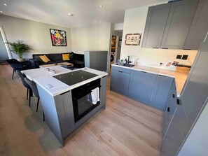 Een koelkast, een kookplaat, een vaatwasser