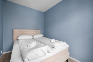 2 bedrooms, desk, WiFi, bed sheets
