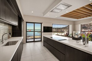 Fridge, microwave, oven, stovetop - Exclusive Penthouse with Bryggen Views (Bergenhus)