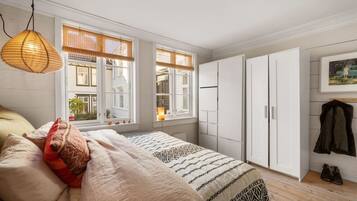 3 bedrooms, desk, iron/ironing board, travel crib