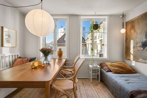 3 bedrooms, desk, iron/ironing board, travel crib