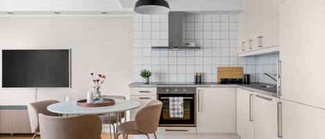 Stovetop, dishwasher, cookware/dishes/utensils, dining tables