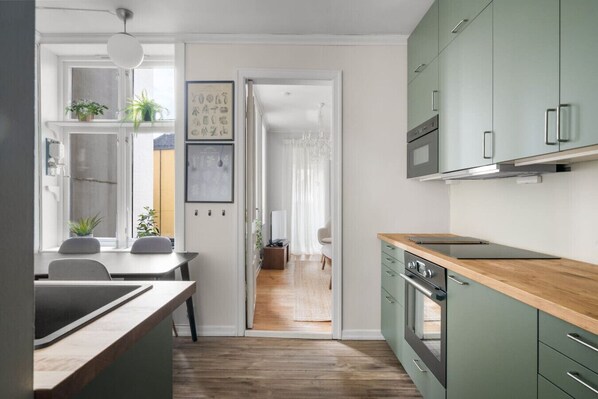 Køleskab, mikrobølgeovn, ovn, kogeplade