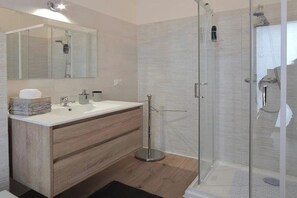 Bruser, hårtørrer, bidet, håndklæder