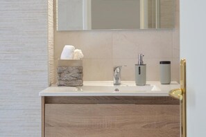 Shower, hair dryer, bidet, towels