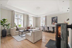 Una televisión, una chimenea