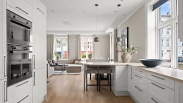 Fridge, oven, stovetop, dishwasher