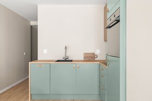 Réfrigérateur, plaque de cuisson, lave-vaisselle, cafetière/bouilloire