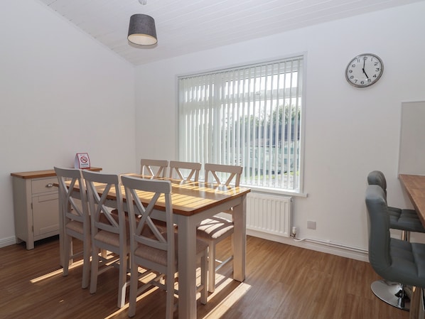 Dining - Pebble & Pine (Newton Abbot)