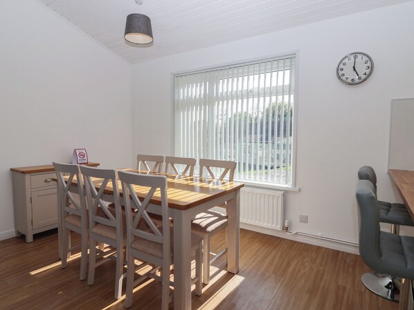 Dining - Pebble & Pine (Newton Abbot)