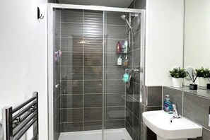 Dusch, hårtork, handdukar och tvål