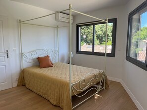 4 bedrooms, iron/ironing board, free WiFi, bed sheets