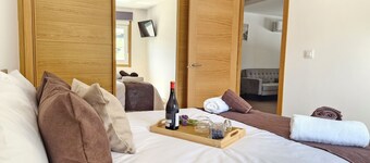 ADAPTED FOR PEOPLE WITH REDUCED MOBILITY AND HAS AN ARTICULATED BED.