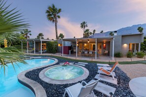 A heated pool - Lux Lounge – Butterfly Alexander Palm Springs (Palm Springs)