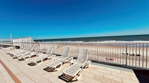 Una piscina al aire libre (de 08:00 a 21:00), tumbonas