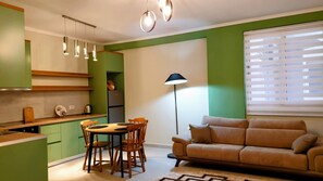 Lejlighed - 1 soveværelse - balkon - byudsigt | Stue