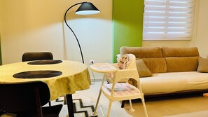 Appartement, 1 slaapkamer, balkon, uitzicht op stad | Woonkamer