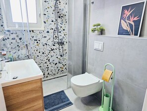 อพาร์ทเมนท์, 1 ห้องนอน, ระเบียง, วิวเมือง | ห้องน้ำ
