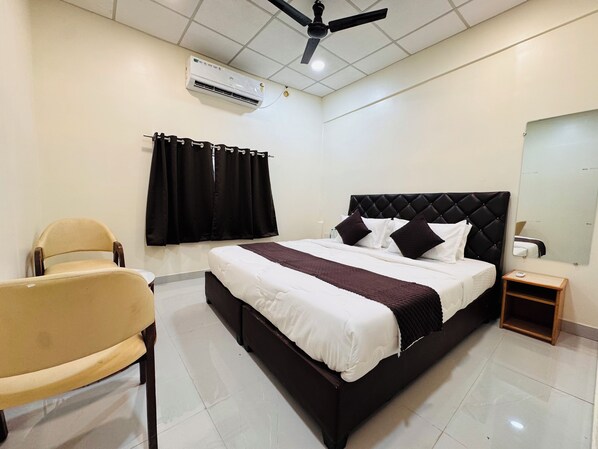 Superior Room | Desk, free WiFi - Hotel Wagheshwari (Ujjain)