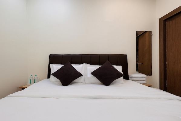 Deluxe Room | Desk, free WiFi