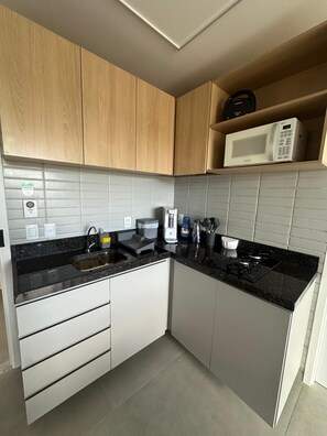 Kühlschrank, Mikrowelle, Herdplatte, Toaster