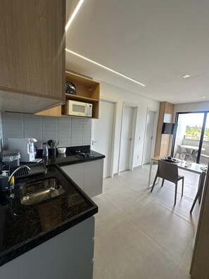 Refrigerador, microondas, parrilla de estufa y tostadora 