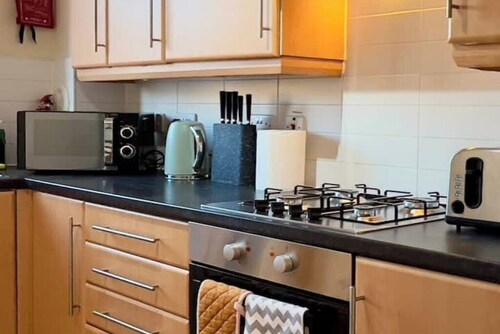 Sleek & Modern 2BR | Easy Access to City Centre