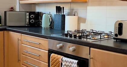 Sleek & Modern 2BR | Easy Access to City Centre