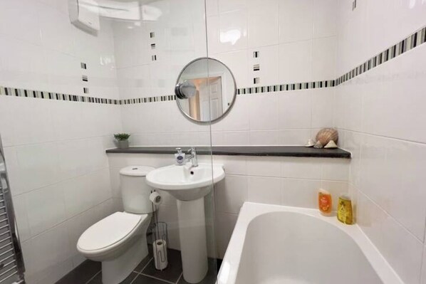 Un baño con inodoro, lavabo y bañera.