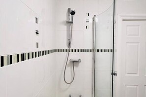 Hårtørrer, håndklæder, Sæbe, Toiletpapir