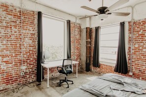 1 dormitorio, tabla de planchar con plancha, wifi y ropa de cama