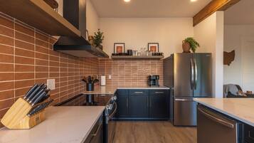 Jääkaappi, mikroaaltouuni, uuni, liesi