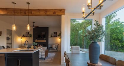 Rooftop deck with AMAZING Views, Fire table, Bar, Hot tub and Pet Friendly!