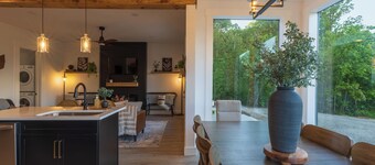 Rooftop deck with AMAZING Views, Fire table, Bar, Hot tub and Pet Friendly!
