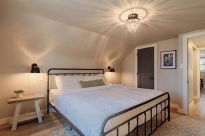 4 bedrooms, desk, iron/ironing board, WiFi - Steps to Lambeau, Stylish 4BR Home (Green Bay)