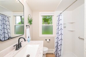 Dusche, Haartrockner, Handtücher, Shampoo