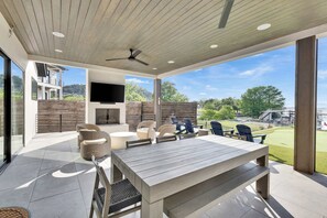 Outdoor dining - Lux Lakefront Villa  Pool w/fence, Hot Tub & Dock (Horseshoe Bay)