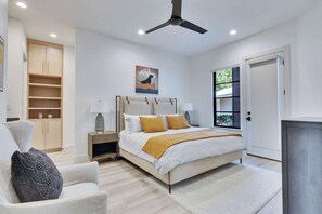 7 habitaciones, escritorio y tabla de planchar con plancha 