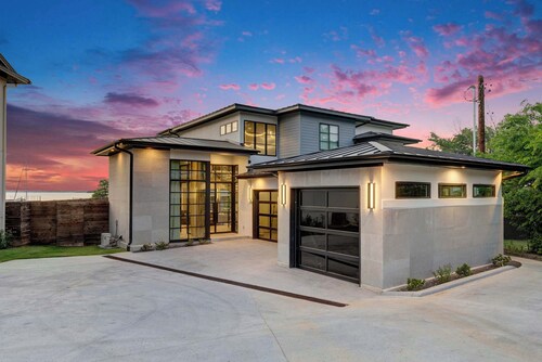 Lux Lakefront Villa  Pool w/fence, Hot Tub & Dock