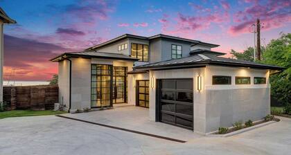Lux Lakefront Villa Pool w/fence, Hot Tub & Dock
