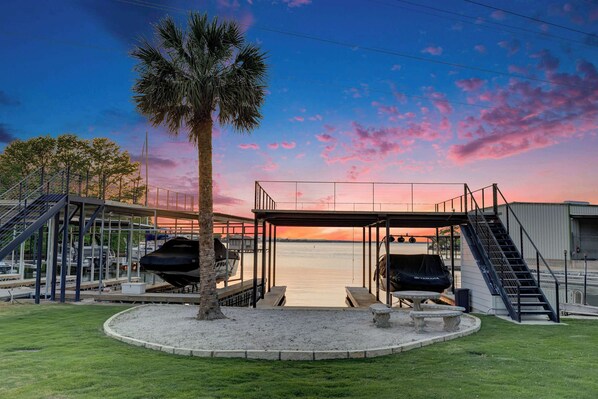 Property grounds - Lux Lakefront Villa  Pool w/fence, Hot Tub & Dock (Horseshoe Bay)