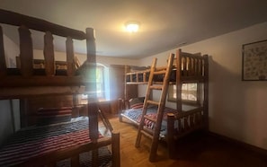 3 chambres, fer et planche à repasser, Wi-Fi, draps fournis