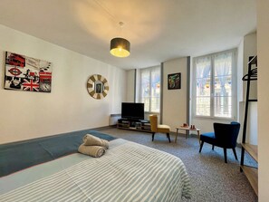 1 bedroom, bed sheets - Le Studio du Chateau - Center of Carentan (Carentan-les-Marais)