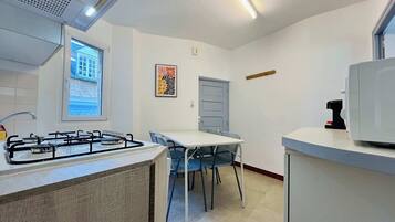 Refrigerador, microondas, lavavajillas y cafetera y tetera