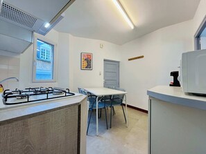 Fridge, microwave, dishwasher, coffee/tea maker - Le Studio du Chateau - Center of Carentan (Carentan-les-Marais)